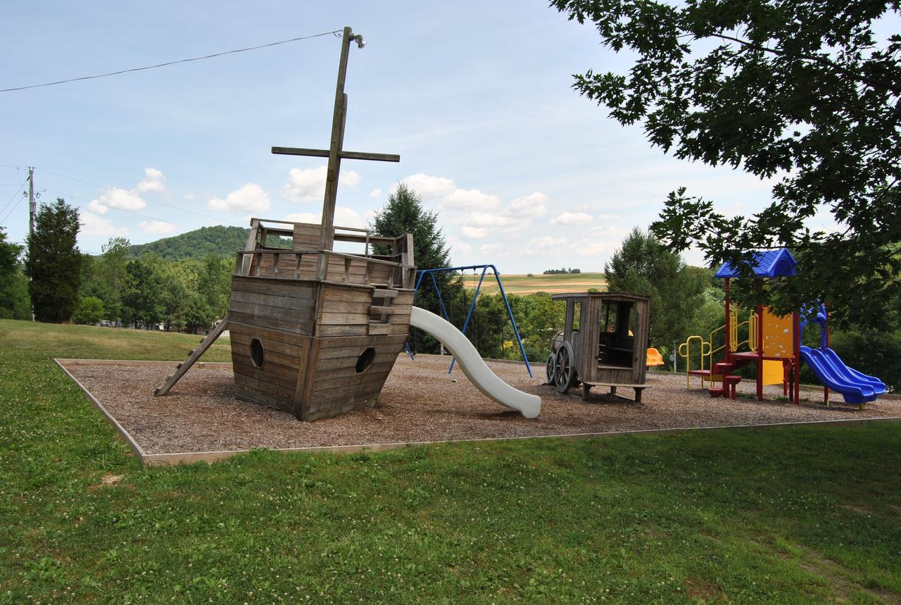 Robin Hill Camping Resort One-Bedroom Cottage 8 Lenhartsville エクステリア 写真